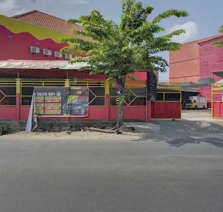 Super Oyo Capital O 3198 Sukomanunggal Inn Сурабая Екстер'єр фото