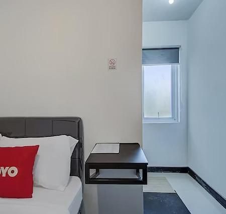 Super Oyo Capital O 3198 Sukomanunggal Inn Сурабая Екстер'єр фото