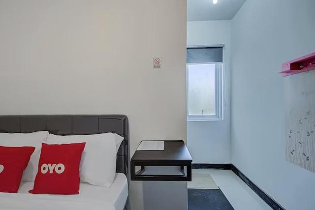 Super Oyo Capital O 3198 Sukomanunggal Inn Сурабая Екстер'єр фото