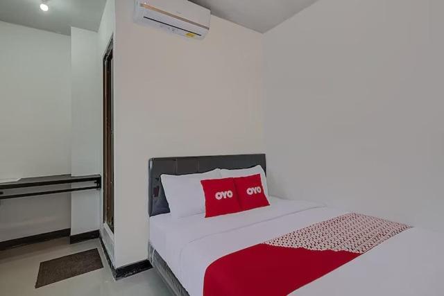 Super Oyo Capital O 3198 Sukomanunggal Inn Сурабая Екстер'єр фото