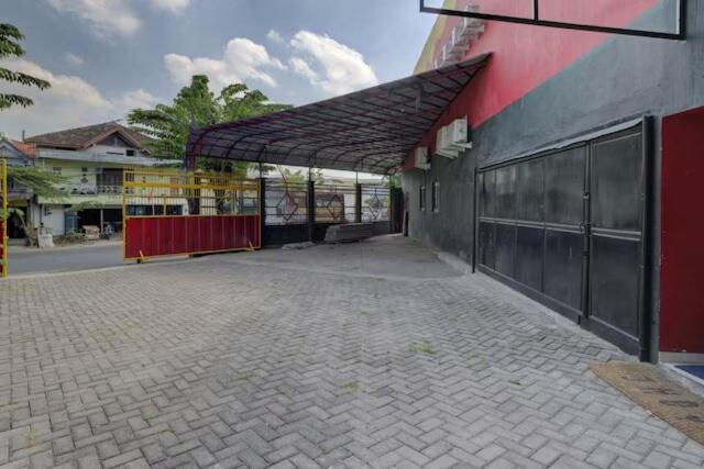 Super Oyo Capital O 3198 Sukomanunggal Inn Сурабая Екстер'єр фото