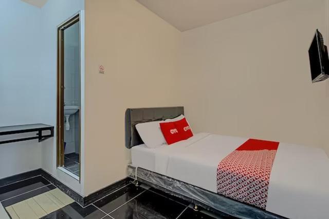 Super Oyo Capital O 3198 Sukomanunggal Inn Сурабая Екстер'єр фото