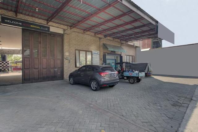 Super Oyo Capital O 3198 Sukomanunggal Inn Сурабая Екстер'єр фото